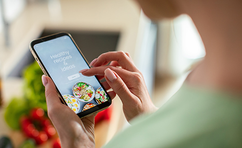 スマホを操作する人