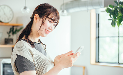 スマホを操作する人